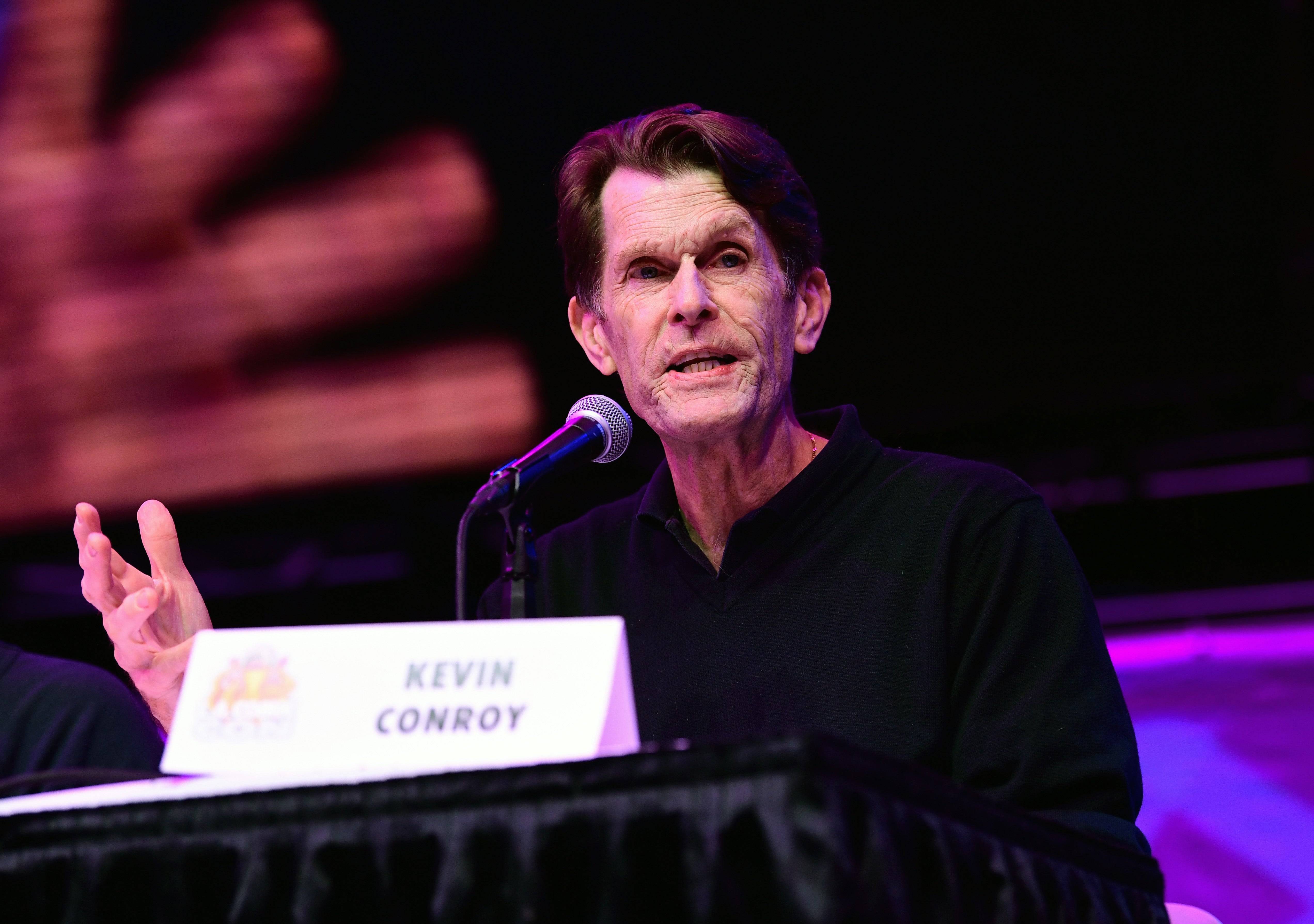 凱文·康羅伊（Kevin Conroy）於2021年。切爾西·古利爾米諾（Chelsea Guglielmino）攝影圖像。