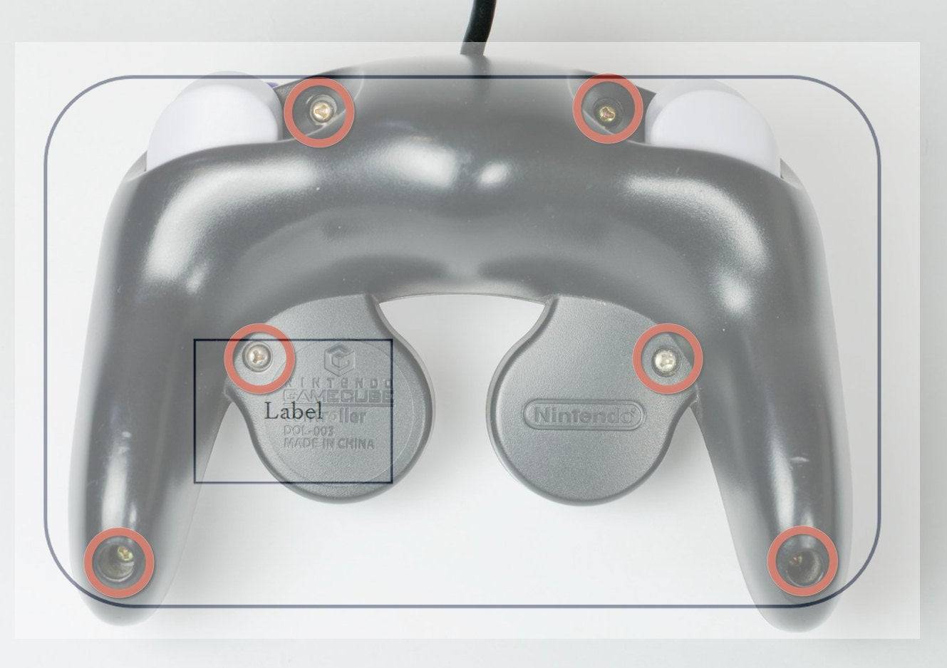 लेबल स्थान एक GameCube नियंत्रक के पीछे ओवरले किया गया। छवि क्रेडिट: पोकेमेनियाक / फैमिबोर्ड्स।